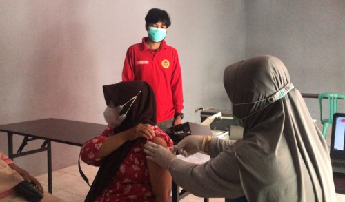 Dorong Percepatan Vaksin, Ratusan Masyarakat di Cilacap Ikuti Vaksinasi Massal