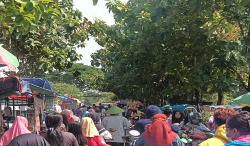 Warga Ngawi Tumplek Blek Datangi Kearifan Lokal Pasar Kliwonan