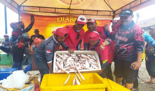 Komunitas Pemancing se-Banyuwangi Donasikan 50 Kg Ikan Hasil Tangkapan ke Anak Yatim Piatu
