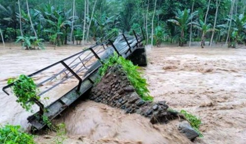 Banjir Landa Satu Desa di Banyuwangi, 100 Rumah Warga Terendam, Jembatan Penghubung Dusun Putus