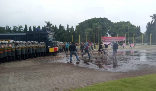 Polisi Gelar Simulasi Penanganan Unjuk Rasa Antisipasi Aksi Anarkis di Tuban