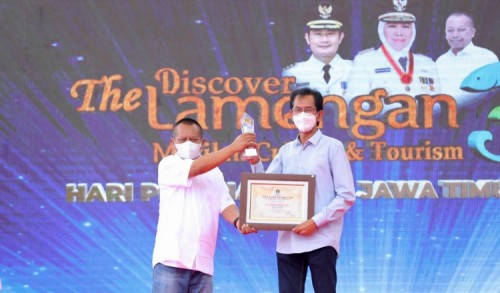 Ketua DPRD Surabaya Adi Sutarwijono Terima Penghargaan PWI Jatim