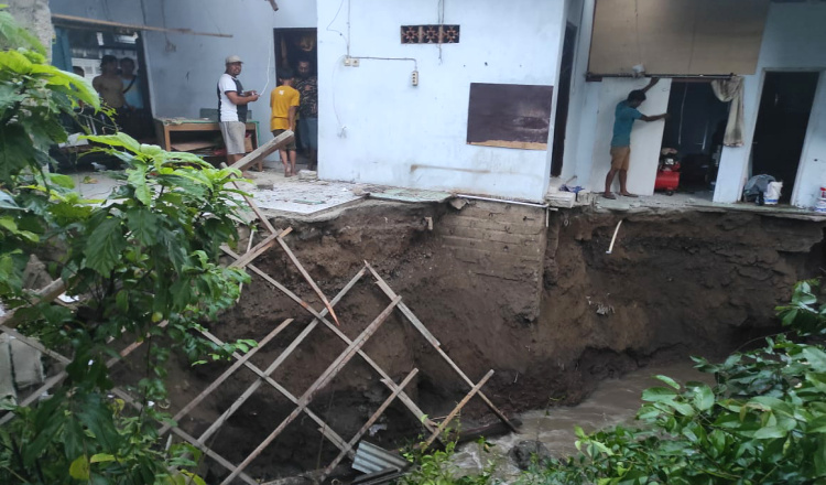 Pondasi Tergerus Air, Rumah Warga di Banyuwangi Ambruk