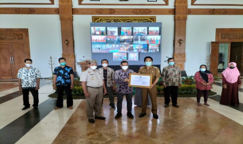 Bupati Madiun Terima Penghargaan Dari Mentri ATR/BPN Atas Program PTSL , Kabupaten Lengkap Pertama