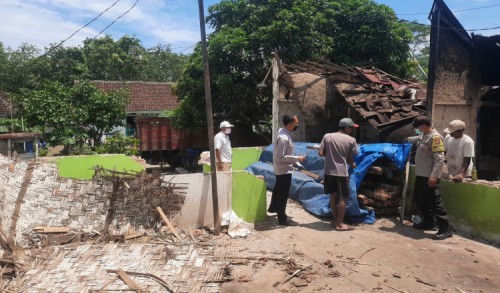 Rumah Mendadak Ambruk, Lansia Lumpuh di Banyuwangi Nyaris Tertimpa Reruntuhan