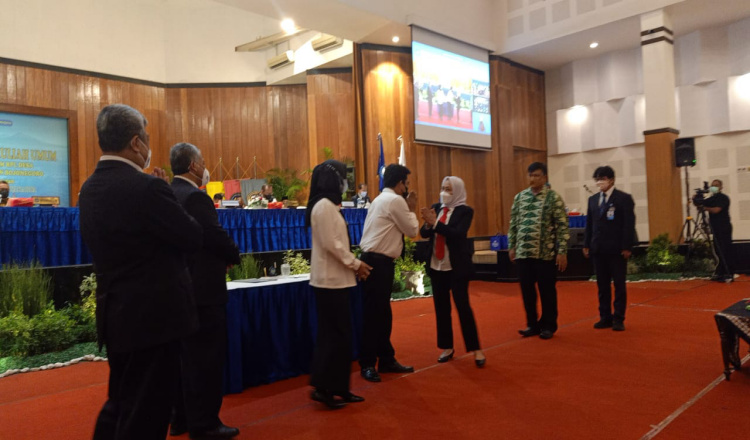Menjadi Kepala Daerah Pertama Program RPL Desa, Bupati Bojonegoro Terima Penghargaan Dari Mendes PDTT