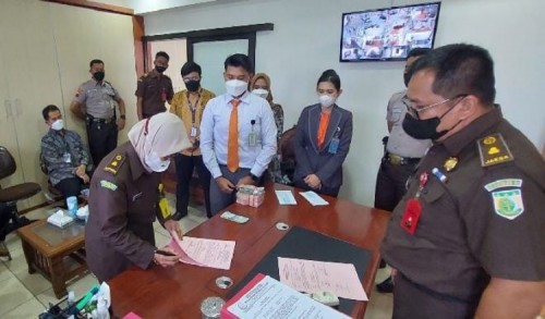 Mantan Kades Kesugihan Kidul Serahkan Uang Pengganti Korupsi Rp 507 Juta ke Kejari m