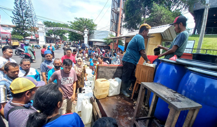 Demi Minyak Goreng Curah, Warga di Banyuwangi Rela Antre Panas-panasan 