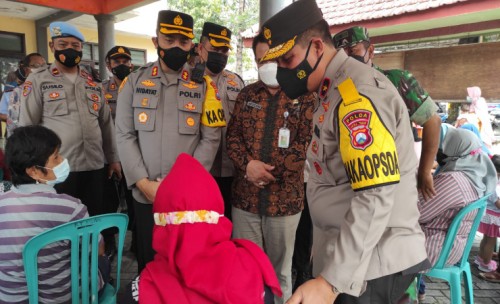 Jelang Ramadhan, Wakapolda Jatim Tinjau Pelaksanaan Vaksinasi di Jombang 