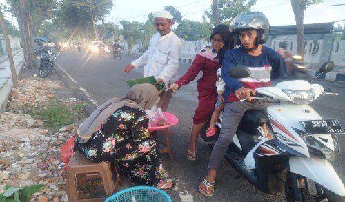 Jelang Ramadan, Omzet Penjual Kembang di Banyuwangi Meningkat