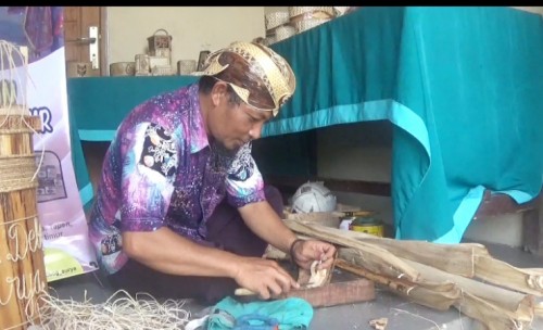Kerajinan Songkok dan Blangkon dari Gedebok Pisang  di Jombang Diburu Pembeli 