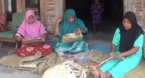 Kerajinan Anyaman Pandan di  Kabuh Jombang Semakin di Minati Pembeli 