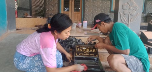 Berkah Ramadan, Pengrajin Nisan Grafir di Jombang Kebanjiran Orderan