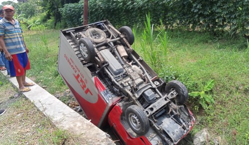 Kecelakaan Tunggal di Tuban, Mobil Box Ekspedisi Terbalik Masuk Parit 