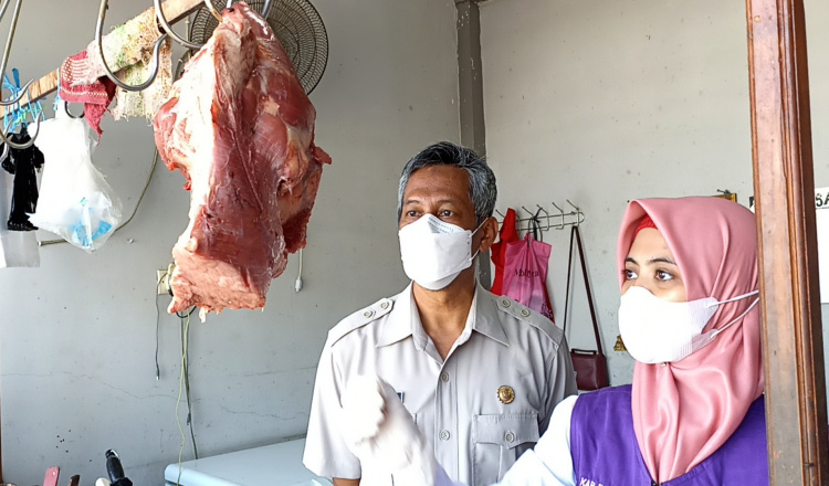 Pastikan Aman, Dinas Peternakan dan Perikanan Kabupaten Blitar Sidak Daging di Pasar Kanigoro