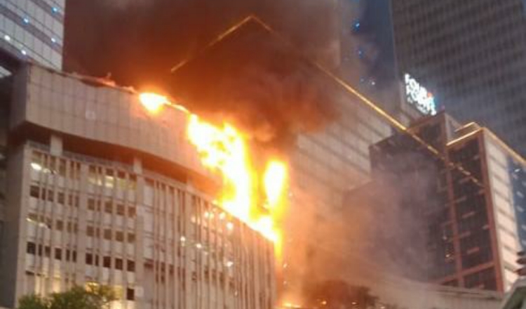 Mal Tunjungan Plaza Surabaya Terbakar Tepat Waktu Buka Puasa