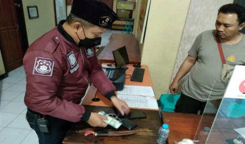 Bawa Sajam Masuk Masjid di Banyuwangi, Pria Mencurigakan Diamankan Polisi