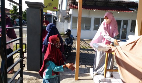 Warung Makan di Cilacap Bagikan Ratusan Nasi Kotak Gratis Selama Ramadan