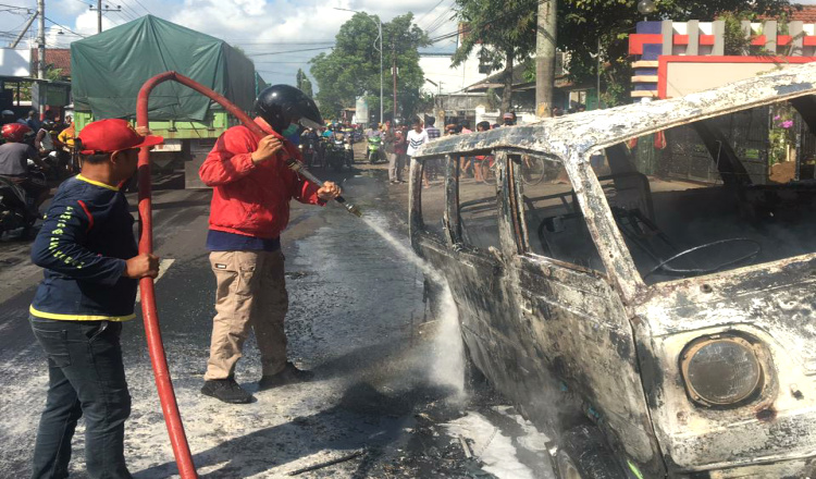 Mobil Carry Bermuatan BBM Ludes Terbakar di Banyuwangi