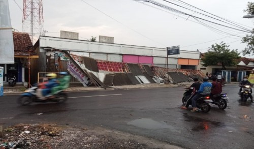 Akibat Hujan Disertai Angin, 5 Ruko di Purworejo Roboh