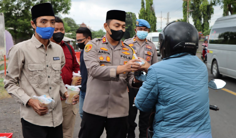 Polisi dan Jurnalis Probolinggo Bagi Takjil, Lanjut Diskusi Pengamanan Arus Mudik 