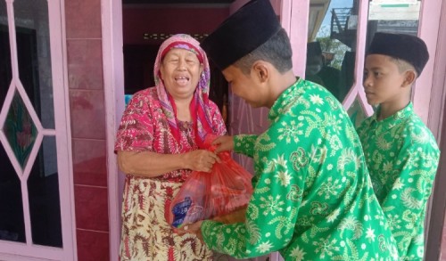 Pupuk Jiwa Sosial, Murid MTs Lana Sentul Tanggulangin Sidoarjo Berbagi Berkah ke Warga