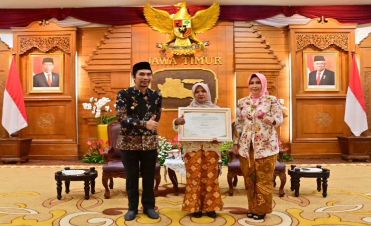 Bupati Madiun Saksikan Winarni GTT Mendapatkan Penghargaan Dari Gubenur Jatim Di Hari Kartini 2022