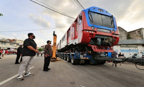 Heboh! Gerbong Kereta Api Muncul di Tengah Kota Madiun