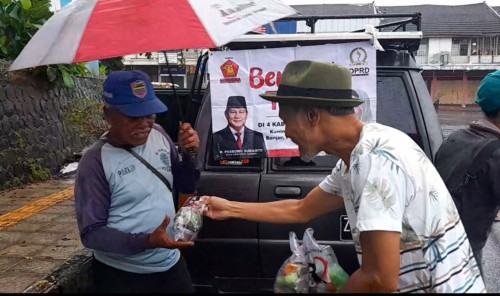 Anggota DPRD Jabar Tina Wiryawati Bagikan Takjil Ke Masyarakat Ciamis