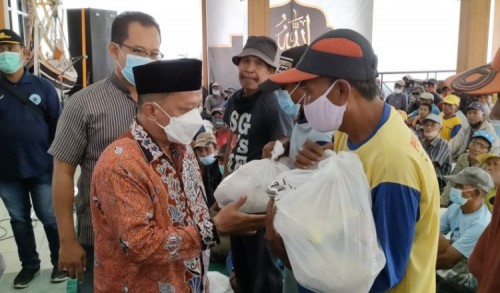 Bupati Situbondo Bagikan Ratusan Paket Sembako Kepada Abang Becak