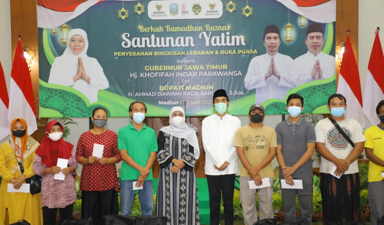 Di Madiun, Gubernur Khofifah Salurkan Zakat Produktif dan Program Buka Puasa Gratis 'Food For Work' 