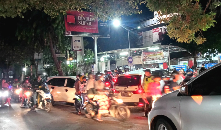 Jelang Lebaran, Jalan di Pusat Perbelanjaan Tuban Macet dan Semrawut
