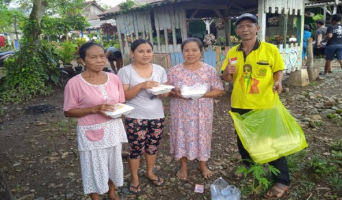 Pasca Lebaran, Ketua Golkar Banyuwangi Bagikan Nasi Kuning di Jumat Berkah