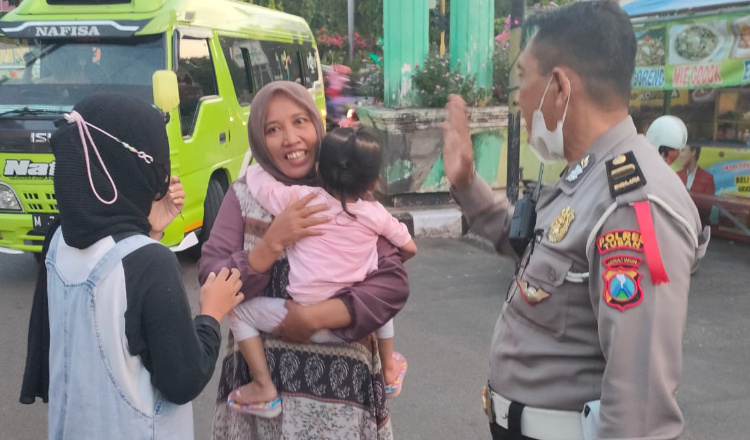 Polisi Pertemukan Anak Terpisah dari Orang Tuanya Saat Berziarah di Tuban