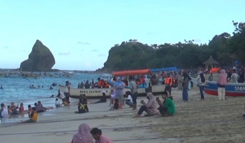 Libur Lebaran, Warga Jember Serbu Tiket Gratis Pantai Papuma 