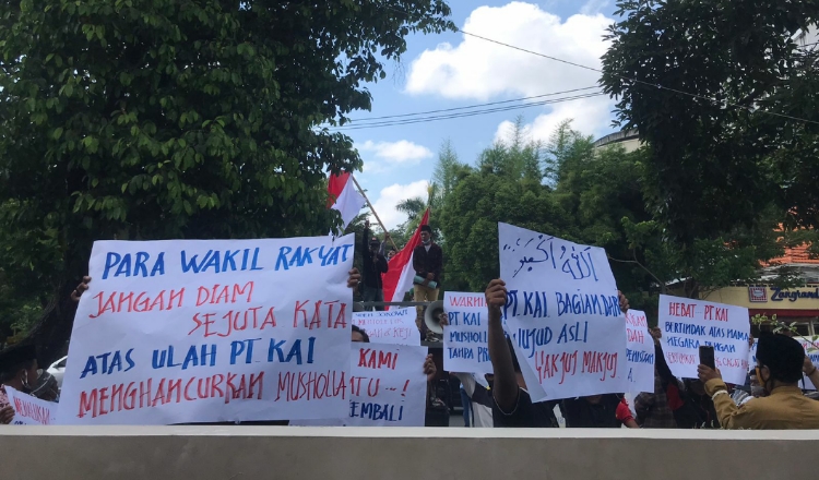Warga Sulung Surabaya Kecam Pembongkaran Musala oleh PT KAI Daop 8