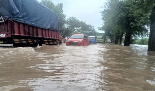Diguyur Hujan 6 Jam, Jalur Pantura Probolinggo Banjir