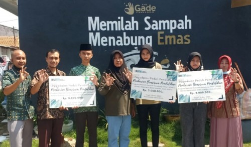 PT Pegadaian Beri Beasiswa 96 Anak Pengurus Bank Sampah