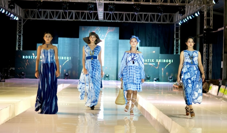 Batik Shibori Jadi Pusat Perhatian di Fashion Show Puteri Heritage Indonesia
