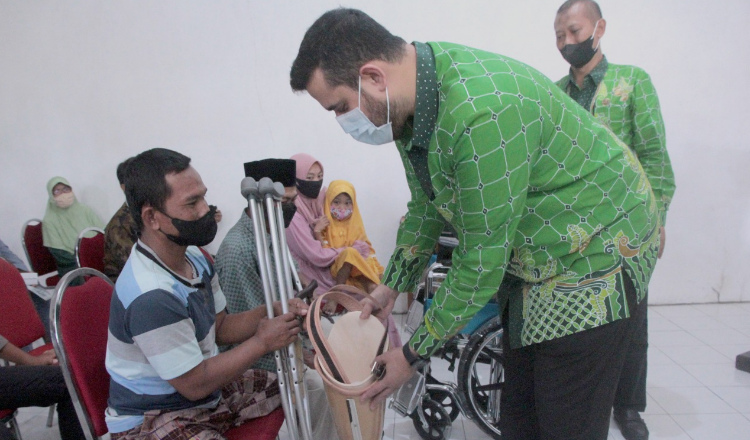 Penyandang Disabilitas Terima Alat Bantu Dari Pemkot Probolinggo
