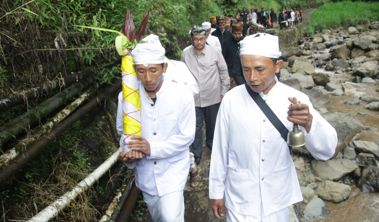 Ritual Mendak Tirta Jelang Yadnya Kasada di Probolinggo