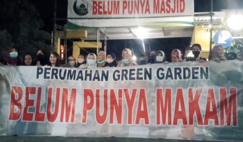 Tidak Ada Masjid dan Lahan Makam, Warga Perum Green Garden Regency Gresik Demo Pengembang