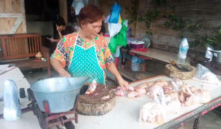 Lonjakan Harga Daging Ayam Akibatkan Para Pedagang di Cilacap Merugi