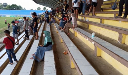 Luput Perhatian, Sampah Berserakan Di Stadion Notohadinegoro Jember