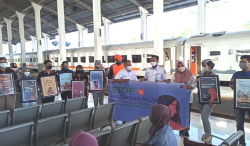 Sinergi Dinsos Banyuwangi, PT. KAI dan Komunitas Railfans Lakukan Sosialisasi Anti Pelecehan Seksual
