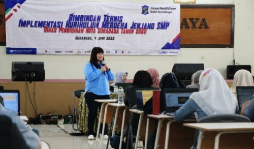 Herlina Motivasi Guru di Surabaya untuk Terapkan Kurikulum Merdeka