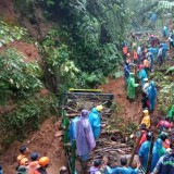 Evakuasi Longsor di Jalur Banyuwangi - Bondowoso, Ratusan Personel dan Alat Berat Dikerahkan