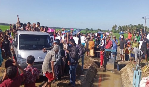 Ratusan Warga Desa Layansari, Cilacap Berunjuk Rasa Meminta Kejelasan Status Jalan