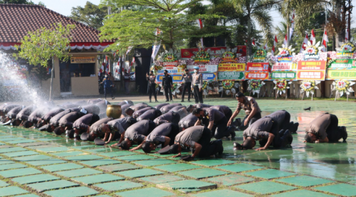 Kado HUT Bhayangkara, 42 Polisi Purworejo dapat Kado Raport Kenaikan Pangkat