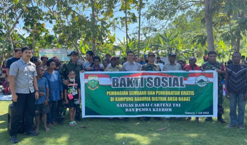 Satgas Damai Kartenz TNI Salurkan Sembako di Keerom
